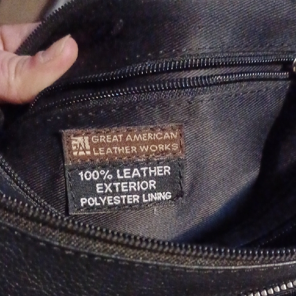 Elegant Black Men's Messenger Bag - Picture 3 of 7